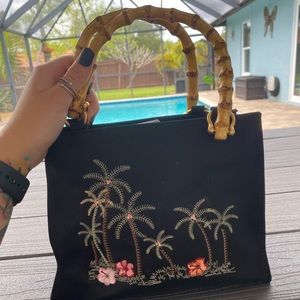 Super cute beachy handbag.